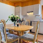 Della Posta Cervo Giardino By Interhome Lejlighed Rossa